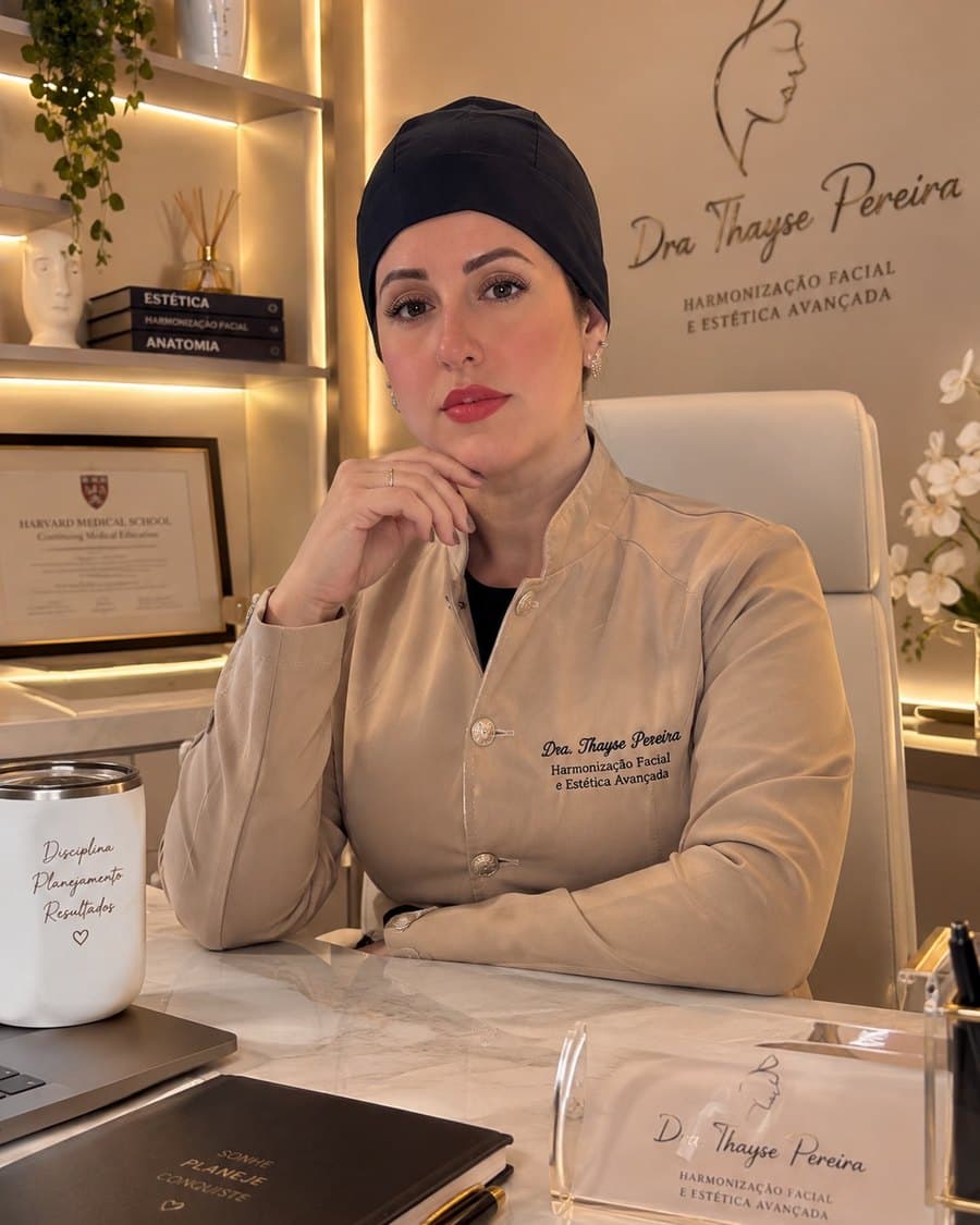 Dra. Thayse Pereira em sua mesa de atendimento